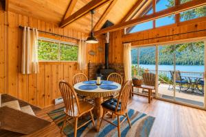 Journeys End on Fish Lake by NW Comfy Cabins