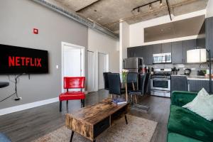 Skyline 2BR in South Loop with Optional Parking & Gym Access Near Museum Campus and McCormick Place