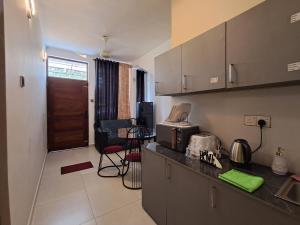 Transit Sanctuary Makumbura - Cozy 1BR near Highway