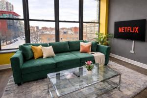 Bright 2BR Luxury Corner Suite with Optional Parking Sleeps 6 guests Near McCormick Place and Soldier Field