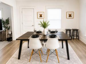 Spacious Modern 2BR Apartment Sleeps 6