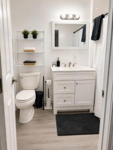 Spacious Modern 2BR Apartment Sleeps 6