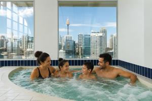 Darling Harbour 3BR with View, Gym & Parking