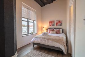 Group Friendly Spacious 3BR Suite with Optional Parking and Gym Access Sleeps 10 Guest Near McCormick Place and Soldier Field