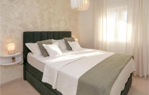 Amazing Apartment In Okrug Donji With Wifi