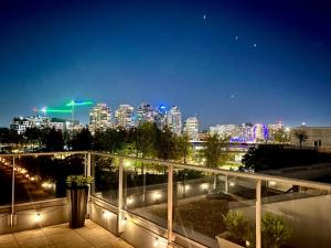 2 Bedroom ,2 Full Bathrooms, 500sf Private Terrace Deck, Office, Pool, Sauna, Hot Tub, EV Parking