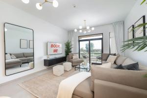 Free housekeeping visits during your stay - StayShort - Warm and Earthy 1-Bedroom Apartment Perfect for Family in Madinat Jumeirah Living!