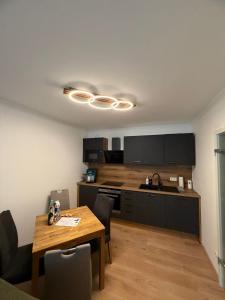 Neu! Innenstadt inkl Bettwäsche und Handtücher Kaffeevollautomat und Balkon HW1