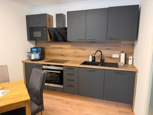 Neu! Innenstadt inkl Bettwäsche und Handtücher Kaffeevollautomat und Balkon HW1