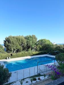 3BD with sea view, parking, pool, and close to beaches