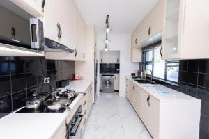 Private Pool Villa, Starlink WiFi, Secure Near CBD & Airport