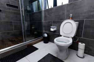 Private Pool Villa, Starlink WiFi, Secure Near CBD & Airport
