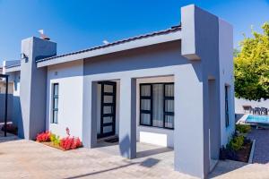 Private Pool Villa, Starlink WiFi, Secure Near CBD & Airport