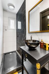One minute from Beach - 2 Bedrooms - Tramway - Air conditioning - Wi-Fi - Fully equipped kitchen