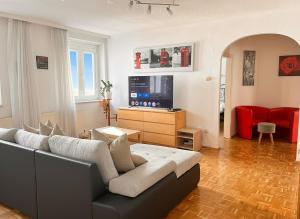 Family & Friends Vienna Base for 6- XXL Apartment with Direct train - 10 Min to City and Airport