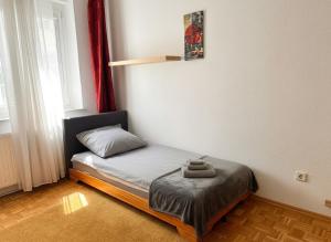 Family & Friends Vienna Base for 6- XXL Apartment with Direct train - 10 Min to City and Airport