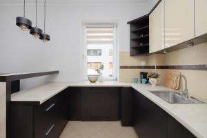 Modern Apartment in the Business Heart of Warsaw with Balcony and Parking by Noclegi Renters