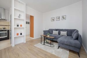 Modern Apartment in the Business Heart of Warsaw with Balcony and Parking by Noclegi Renters