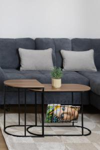 Modern Apartment in the Business Heart of Warsaw with Balcony and Parking by Noclegi Renters