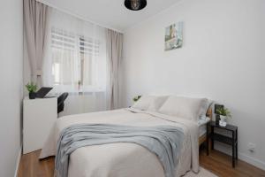 Modern Apartment in the Business Heart of Warsaw with Balcony and Parking by Noclegi Renters