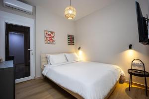 Nici - Quiet & Spacious 2BR Athens Apartment