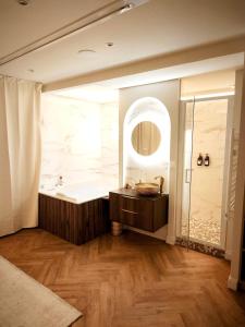 ROYALE by LALIE - Luxe & SPA