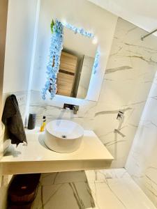 Cloud 10- Luxe Duplex Loft Studio
