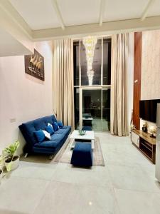 Cloud 10- Luxe Duplex Loft Studio