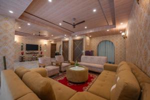 Staycation 2 Bedroom Premium House Kasauli by Splendid Retreat Hotels - Family Groups & Couples - Forest Treks - Living Room - Balcony - River View - Parking
