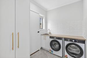 Yellow door pool retreat, 5 bedroom, 3 bathroom, heated pool, sleeps 12, close to adventure park, wineries, Bellarine Peninsula