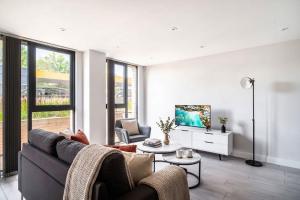 Modern 3 Bedroom Manchester Apartment