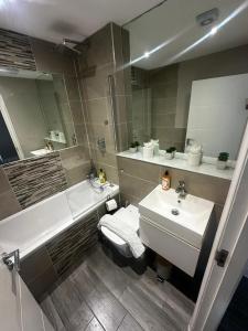 Stunning Sea View 2BR Flat Sleeps 5 Walk to Beach - Extended Stay Available - by Nestora Stays Ltd