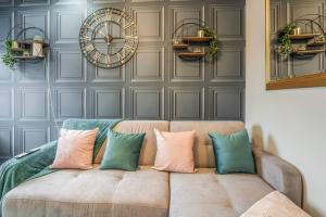 Central Located 4 guests paid parking offiste
