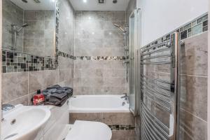 Central Located 4 guests paid parking offiste