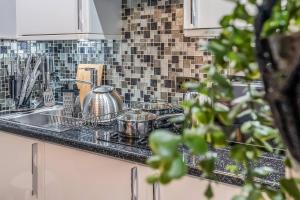 Central Located 4 guests paid parking offiste