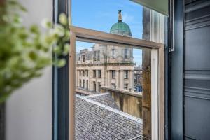 Central Located 4 guests paid parking offiste