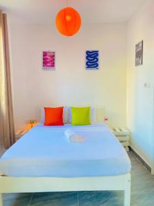 Rooftop pool studio Balcony Fast WIFI Parking 10 min to Beach