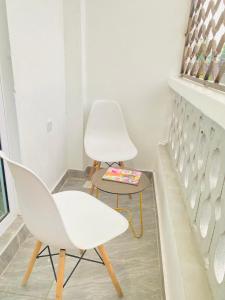 Rooftop pool studio Balcony Fast WIFI Parking 10 min to Beach