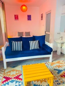 Rooftop pool studio Balcony Fast WIFI Parking 10 min to Beach