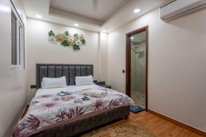 Divine India Service Apartment Near Max Hospital, J-267