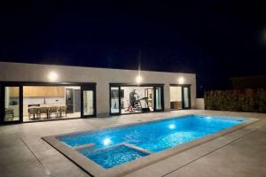 4-Br Villa Sleeps 16 with Hot Tub Pool & Parking