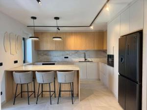 4-Br Villa Sleeps 16 with Hot Tub Pool & Parking