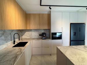 4-Br Villa Sleeps 16 with Hot Tub Pool & Parking