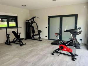 4-Br Villa Sleeps 16 with Hot Tub Pool & Parking