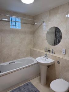 Cosy, Sleeps 6, First floor, Parking, Beautiful market town, Llani