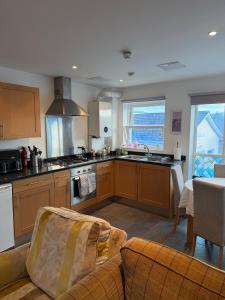 Cosy, Sleeps 6, First floor, Parking, Beautiful market town, Llani