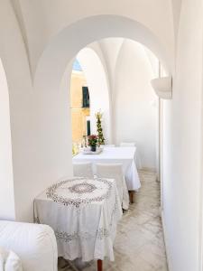 White Suite Capri
