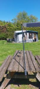 Ingerichte caravan met voortent op camping Westenenk