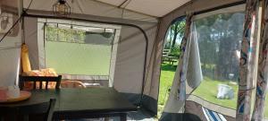 Ingerichte caravan met voortent op camping Westenenk