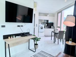 Work & Relax Retreat Seaview Beachside Living by Renttini
